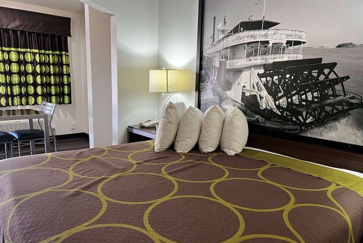 Room 32 of 68